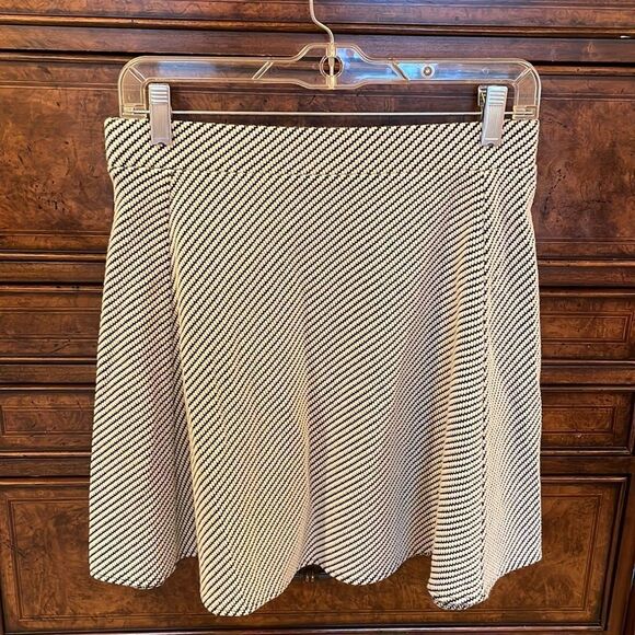 Ann Taylor Petit black and white zig zap woman’s skirt - Picture 6 of 8